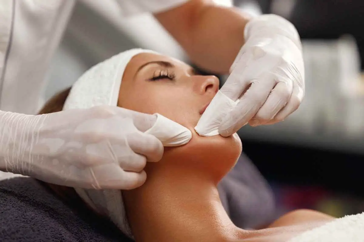 Kozmetické ošetrenie - profesionálne hĺbkové čistenie pleti v salóne Evan’s Beauty Nitra vykonávané skúsenou kozmetičkou